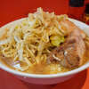 ラーメン二郎 仙川店 - クッタクタのアブラサラダは回鍋肉。随一のオーションの香り漂う麺。それが溶け出した少し粉感漂うスープ。卓上のカレー粉が想像の遥か上行く馴染み具合。コールアブラは旨いが消費しにくい。ハズレなしコール順再考か。土曜日は持ち帰り客もひっきりなし。持ち帰り生麺は改めて安すぎる。仙川独自の爽快感と、女将さんの気持ちの良い送り出しで、後味良すぎる。イベントもなんとか無事終わり、考えうる最高の形で〆。