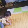 息子1歳4ヶ月、お絵描きは模造紙でだいたんにやってみる！
