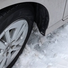 車が雪にハマる