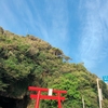 洞窟の中にある祇園神社