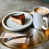 旗の台の「Chillng Coffee & Bake」でカフェラテ、塩キャラメルバスクチーズ。