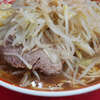 ラーメン二郎 上野毛店 - 並びもなく、整いまくったストレスゼロ環境にて、神がかった上ブレの一杯を食らう。これは流石にずるい。旨いに決まっている。最後の一滴まで無心に貪り食べられる喜びを噛みしめつつ、完飲。