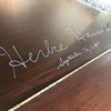 スイートルームのグランドピアノに、あのジャズ・ピアニストの直筆サインがあった件