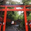 雨の貴船神社で、流していただく