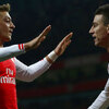 Ozil toả sáng, Arsenal hất cẳng Man Utd khỏi top 4