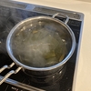 空腹を紛らわせるために料理をする