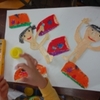 １年生：図工　お話を聞いて描く「小人と靴屋」