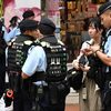 香港における　天安門犠牲者追悼において、一時拘束された日本人男性は、同公園内で太鼓を鳴らしていたところ、複数の警察官に一時拘束された。男性は事情聴取を受けた後に釈放された。