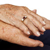 Comment atténuer les taches de vieillesse (taches brunes) sur les mains/le visage?