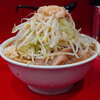 ラーメン二郎 生田駅前店 - 改めてこの "冷めにくい麺" が旨すぎる。食べた時に水蒸気が口の中にムワッてくる感じがあるのだが、高温のお湯をふんだんに吸収しているのかも。これによって潤い豊かにすべすべ艶々に。安定にして完璧な一杯。