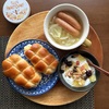 今日の朝食ワンプレート、どんぐりのちくわパン、キャベツ玉ねぎのコンソメスープ、フルーツヨーグルト