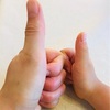 Two thumbs up の意味は？　親指を立てて「いいね！」