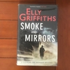 Elly Griffiths "Smoke and Mirrors(The Brighton Mysteries #2)" あらすじ・レビュー【洋書ミステリ・警察小説】