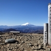 冬晴れの丹沢・塔ノ岳山頂から見た富士山や伊豆大島