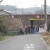 登校の風景：歩道橋からの様子