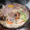 ジンギスカン（世界の肉料理４）　ジンギスカン（料理）の品質の評価がとても高く，Tasteatlasの世界の肉料理ランキングでは，全体の11位，日本の肉料理の中ではトップにランクされています．「ジンギスカンは，羊肉または子羊肉のグリル料理で，北海道の名物です．この料理は，凸型の鉄板を使ってテーブルで調理します．---」起源については諸説あるようですが，日本の満州進出などを機に，中国の烤羊肉から着想を得たものが日本人向けに改良され，現在の形となったものとみられます．