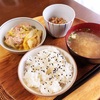 朝食ワンプレート、豚肉と白菜の煮物、小粒納豆