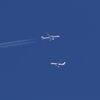 高空の飛行機｜行き交う