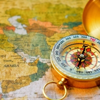 【最安値】なにわ男子 アルバム 2025『BON BON VOYAGE(ボンボンボヤージュ)』予約サイトの価格比較～特典内容の違い・先着ティッシュ付き通常盤の在庫情報まとめ。どこで買うと安い？