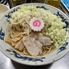 【今週のラーメン５４９０】中華そば みたか（東京・三鷹）油そば 細葱 生玉子 ＋ 竹の子皿他 ＋ サッポロ赤星２本　〜大衆的美しさとノスタルジーの融合アミューズメント！薬味とタレで唯一無二の蕎麦麺を味わう！痛快なる油そば！