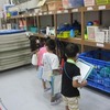 １年生：学校探検２③　体育館倉庫、音楽室