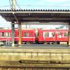 還暦の赤い電車と京急ラッピング車両の連結