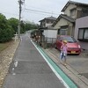 登校の風景：曇り空　班長が率いて