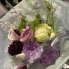 花束は足もとに💐