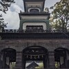 尾山神社神門下の戸室石。