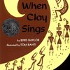 アメリカ先住民の息づかいを、敬意とともに描き出したコールデコットオナー賞作品『When Clay Sings』のご紹介