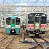 1500形気動車7次車と121系電車赤色帯が