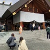 北海道神宮七五三詣りで　花ちゃん「エゾリスおみくじ」を引く