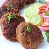 ガラウティケバブ（インドの肉料理10）　　ニューデリーから東500キロのラクナウの豊かな食文化とアワディ料理の芸術性を象徴する一品．非常に沢山の香辛料とパパイヤペーストでマリネしたラム／マトンにチリペッパーなどを加えギーで揚げ，レモン汁をふりかけて頂きます．口の中で溶けるような食感と繊細な風味で知られていて，「ガラウティ」という名前は「柔らかい」を意味します．この料理を初めて作ったハジが歯のないナワブ・アサド・ウッダウラに，噛む必要のないケバブの種類を贈ったという伝説に由来します．