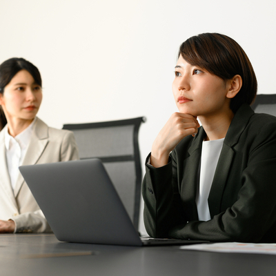 「性格が悪い」と感じてしまう理由は？心理的背景やビジネスシーンでの対処法を解説