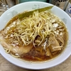 【今週のラーメン５７７９】丸幸（東京・武蔵境）ネギラーメン ＋ アサヒスーパードライ ＋ 多満自慢生貯蔵酒DRY　〜全く飽きさせない大衆そば感覚！出汁の琥珀は和みのオーラに溢れる！山盛り味ネギの大胆さ！
