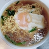 ラーメンの鍋に卵を入れる