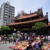 観光と信仰が共存している龍山寺@台湾