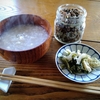 引き続き粥を食べる