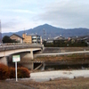 出雲路橋より、正面に、比叡山が見えます　より。