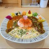 【Spice curry Methi】鮮やかなビジュアルのスパイスカレー。副菜と絡めることで多彩な味の変化が楽しめます(東区矢賀)