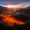 滝雲と紅葉の越後駒ケ岳