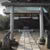 源頼朝の墓の近く、法華堂跡に建つ白旗神社（西御門）