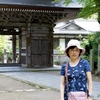 日本　背景は華厳寺の山門