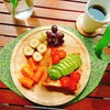 【週末ブランチ・ラテアート】木製プレートでアボカド&トマトのトーストをお洒落に盛り付ける