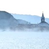 霧に浮かぶ海辺の教会　天草市・崎津集落で「気嵐」