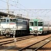2013年　予讃線多度津駅でEF65-2139号機とアイランドエクスプレスⅡ・121系電車が