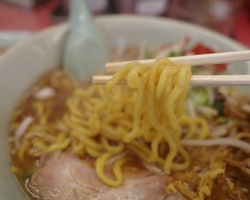 泉区大沢・山岡家で「焦がし醬油ラーメン餃子付き」//ニンニクも餃子も焦げている
