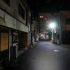 朝の人気のない街を走る