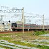 高松貨物ターミナル駅に止まるEF65号機と通過する7200系電車