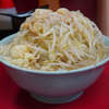 ラーメン二郎 中山駅前店 - いつもよりもオイリー感が気持ち強めのスープは、期待していたよりも醤油感が若干奥に引っ込んだ感じ。カタカタ麺はいつもよりも気持ち柔らかめ。豚は1.5枚+砕け豚と言う感じで、ちょっと控えめに。もっと良い時の中山も知っているが、まぁこんな日もあるのが二郎。